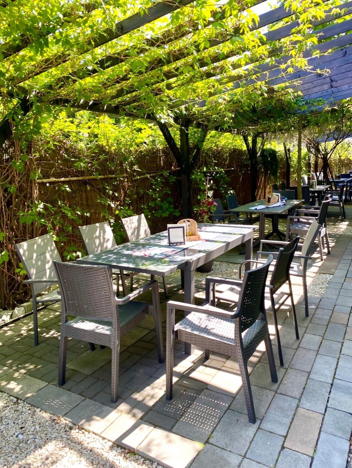 Old Tree Village & Restaurant 奥斯威辛 外观 照片