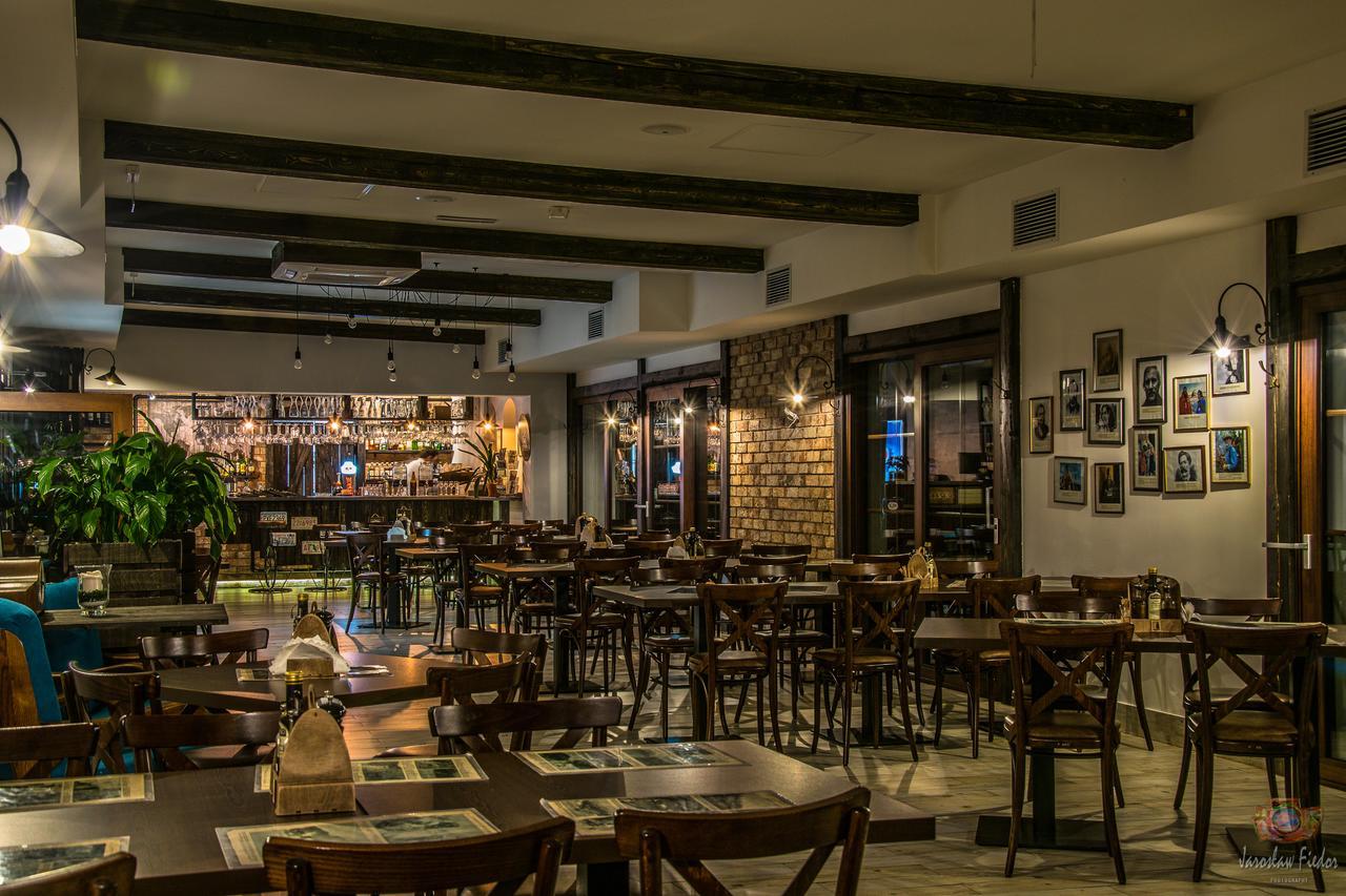 Old Tree Village & Restaurant 奥斯威辛 外观 照片